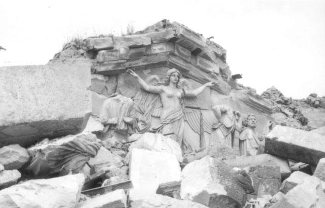 Rietschel-Relief nach der Sprengung des Augusteums 1968 - ebenfalls in der Etzoldschen Sandgrube