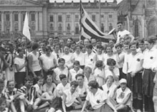 Jugendgruppe vor der Universit&auml;t Leipzig